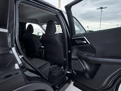 Used 2025 Mitsubishi Outlander ES image 17