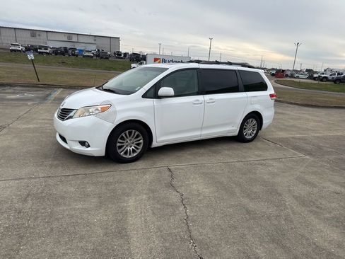 Used 2013 Toyota Sienna XLE image 7