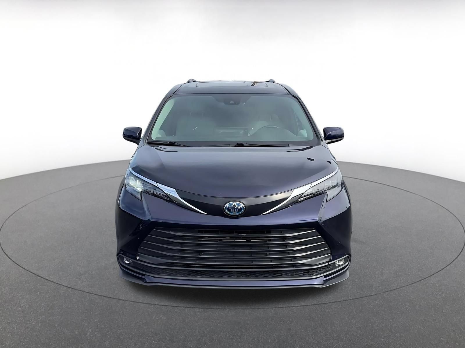 Used 2025 Toyota Sienna XLE FWD image 4