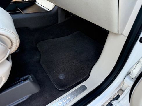 Used 2019 Lincoln Navigator Reserve image 25