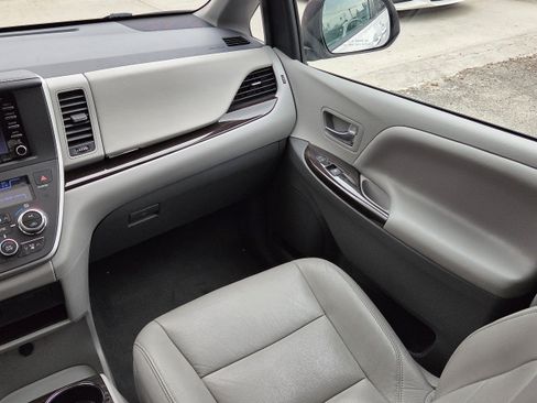 Used 2020 Toyota Sienna XLE FWD image 21