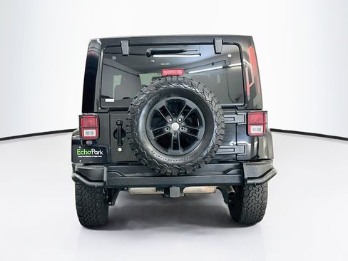 Used 2017 Jeep Wrangler Sahara AWD/4WD image 7