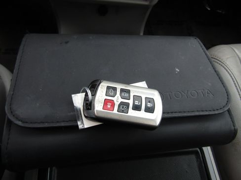 Used 2015 Toyota Sienna XLE w/ XLE Navigation Package image 37