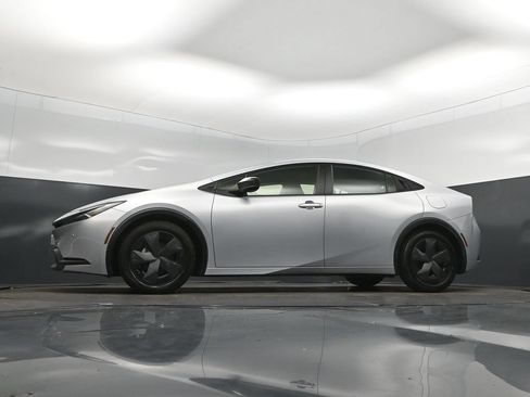 Used 2024 Toyota Prius LE FWD image 39