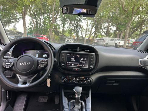 Used 2025 Kia Soul LX w/ LX Technology Package image 32