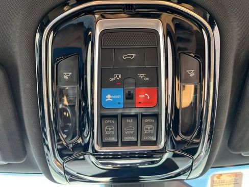 Used 2022 Jeep Grand Cherokee Summit w/ Advanced Protech Group IV AWD/4WD image 28