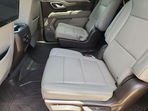 Used 2022 Chevrolet Suburban LT w/ Luxury Package RWD image 26