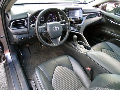 Used 2022 Toyota Camry SE w/ Cold Weather Package FWD image 18