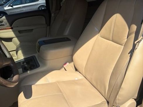 Used 2014 Chevrolet Suburban LT RWD image 5