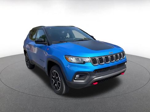 Used 2025 Jeep Compass Trailhawk AWD/4WD image 3