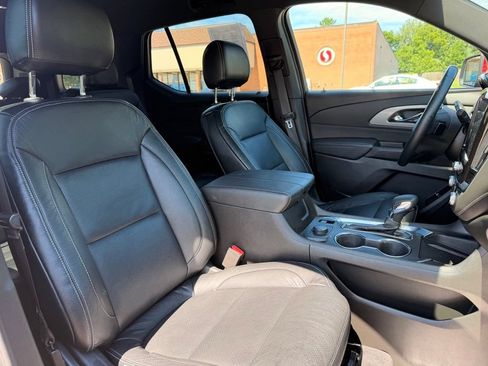 Used 2023 Chevrolet Traverse LT w/ Rear Camera Mirror Package AWD/4WD image 12