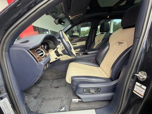 Used 2021 Bentley Bentayga AWD/4WD image 32