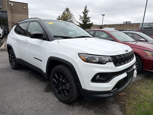 Used 2023 Jeep Compass Latitude w/ Sun and Sound Group AWD/4WD image 2