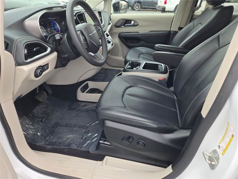 Certified 2024 Chrysler Pacifica Limited FWD image 25
