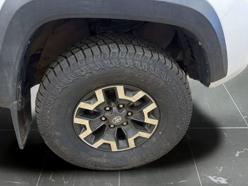 Used 2019 Toyota Tacoma TRD Off-Road w/ Technology Package AWD/4WD image 20