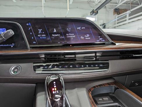 Used 2023 Cadillac Escalade Premium Luxury AWD/4WD image 37