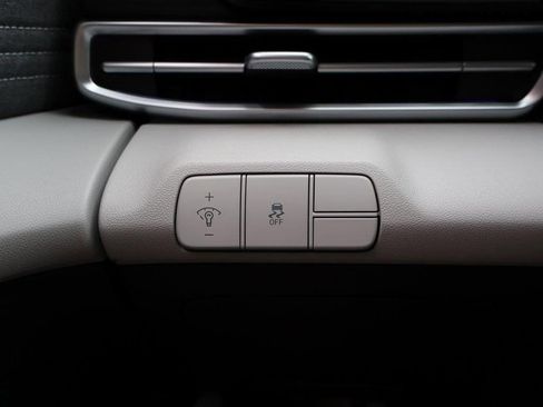 New 2025 Hyundai Elantra Limited image 32