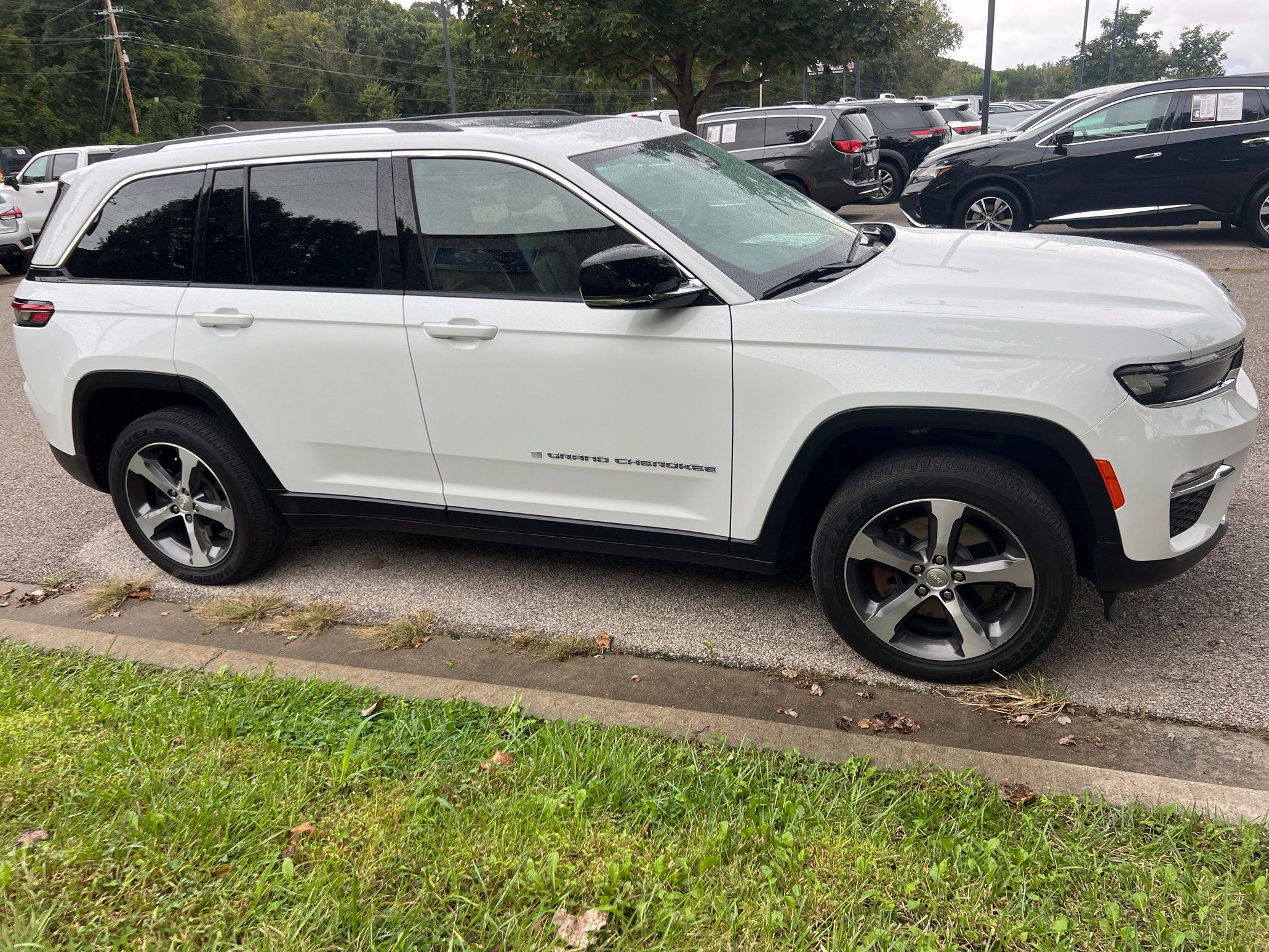 Used 2022 Jeep Grand Cherokee Limited 4xe AWD/4WD image 4