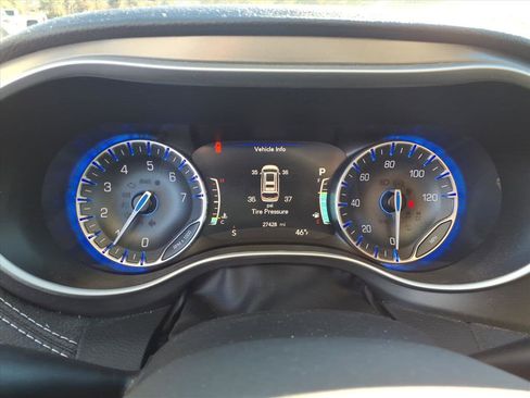 Used 2023 Chrysler Pacifica Touring-L image 24