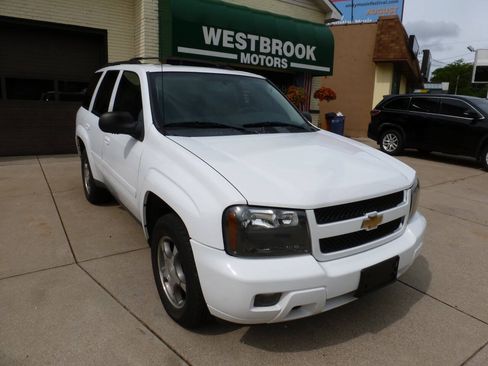 Used 2009 Chevrolet TrailBlazer LT w/ Skid Plate Package AWD/4WD image 1