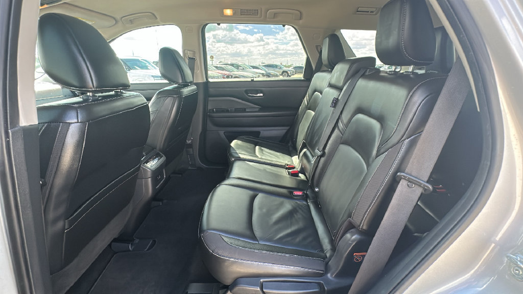 Used 2023 Nissan Pathfinder SL w/ Lighting Package (N92) AWD/4WD image 31