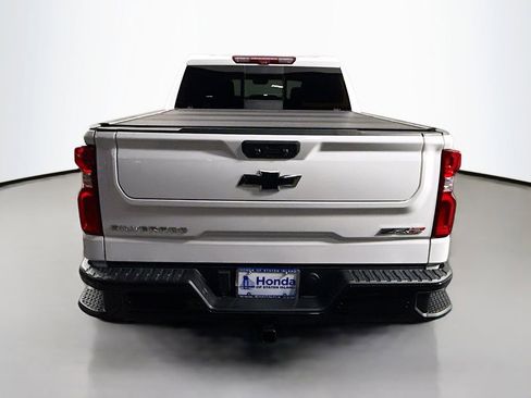 Used 2023 Chevrolet Silverado 1500 ZR2 w/ Technology Package AWD/4WD image 9