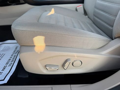 Used 2018 Ford Fusion SE w/ Fusion SE Technology Package FWD image 25