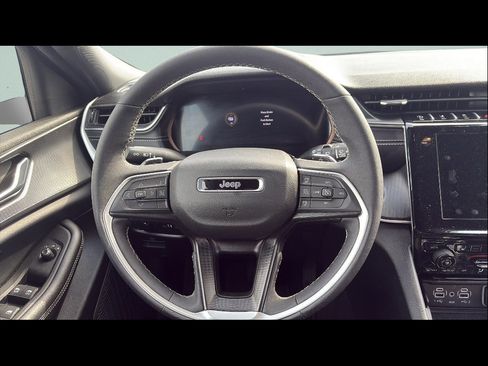 Used 2025 Jeep Grand Cherokee Altitude image 18