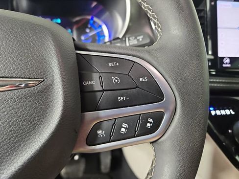 Used 2024 Chrysler Pacifica Limited FWD image 24