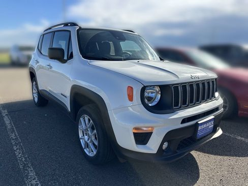 Used 2023 Jeep Renegade Latitude w/ Premium Group AWD/4WD image 2
