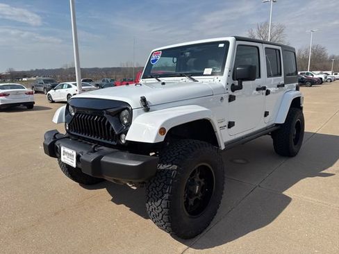 Used 2015 Jeep Wrangler Unlimited Sahara w/ Max Tow Package AWD/4WD image 7