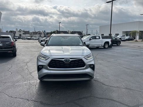 Used 2020 Toyota Highlander Platinum image 3
