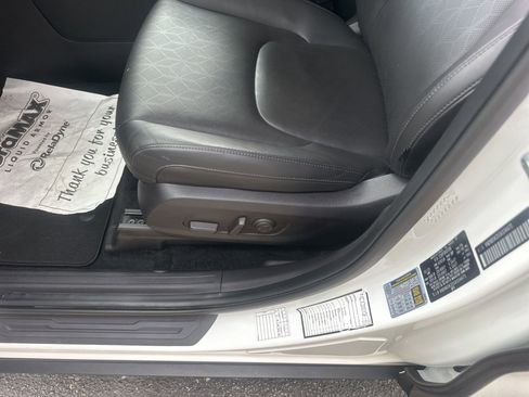 Used 2025 Kia Carnival FWD image 20