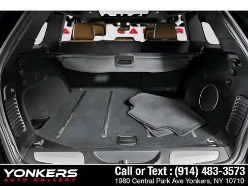 Used 2016 Jeep Grand Cherokee SRT image 9