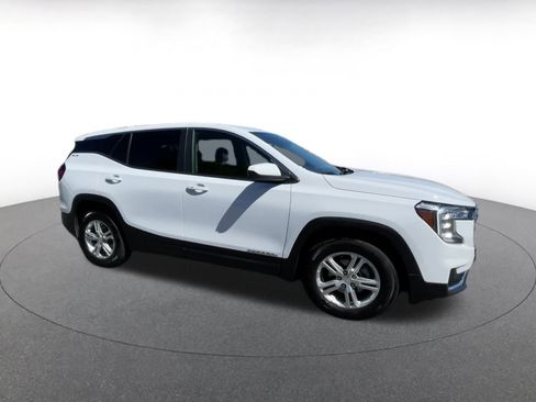 Used 2024 GMC Terrain SLE image 2