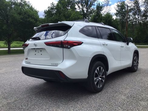 Used 2022 Toyota Highlander XLE AWD/4WD image 7
