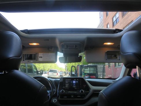 Used 2020 Toyota Highlander XLE AWD/4WD image 13