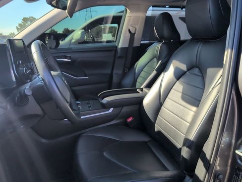 Certified 2023 Toyota Highlander XLE image 6