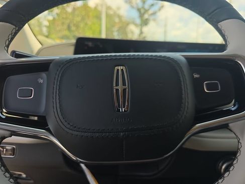 New 2026 Lincoln Navigator Premiere AWD/4WD image 25