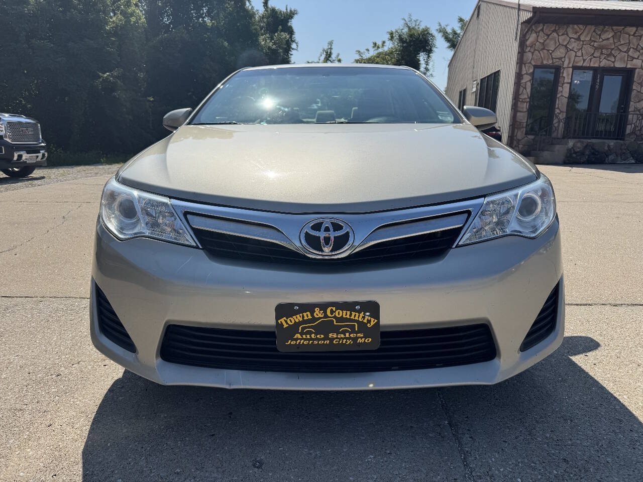 Used 2014 Toyota Camry LE FWD image 2