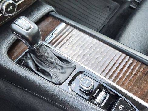 Used 2016 Volvo XC90 T6 Momentum image 19