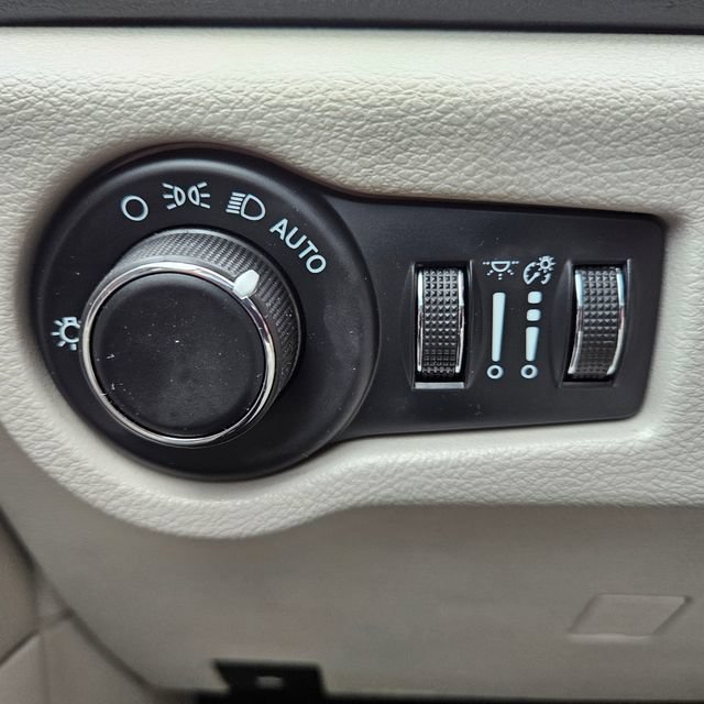 Used 2022 Chrysler Voyager LX FWD image 32