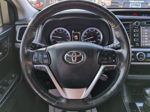 Used 2017 Toyota Highlander Limited Platinum w/ Preferred Accessory Package AWD/4WD image 14