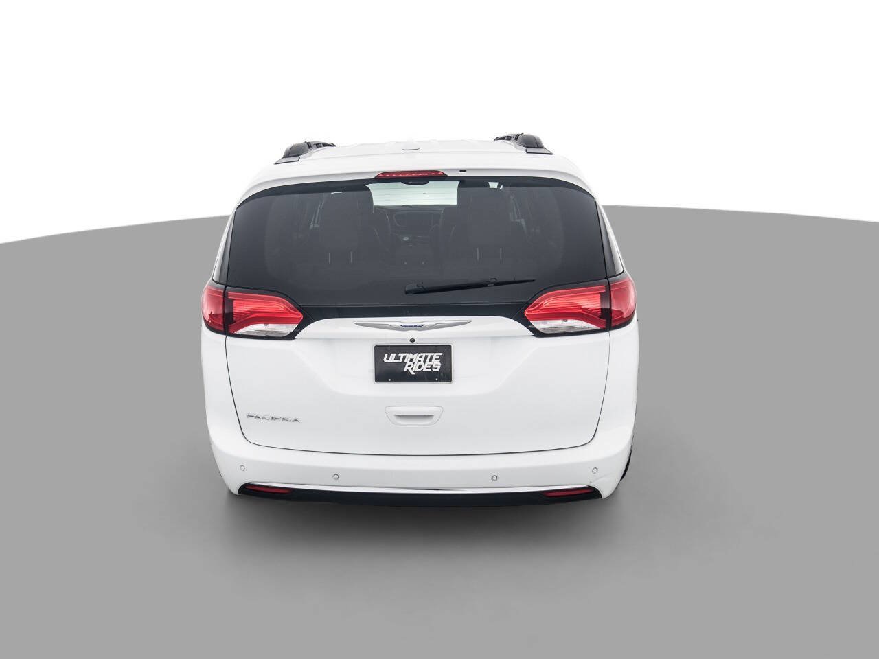 Used 2017 Chrysler Pacifica Touring-L w/ Tire & Wheel Group FWD image 6