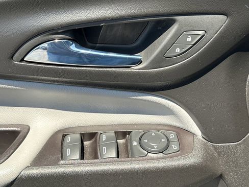 Used 2022 Chevrolet Equinox LS w/ LPO, Cargo Package FWD image 23