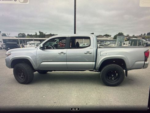 Used 2018 Toyota Tacoma SR5 AWD/4WD image 9