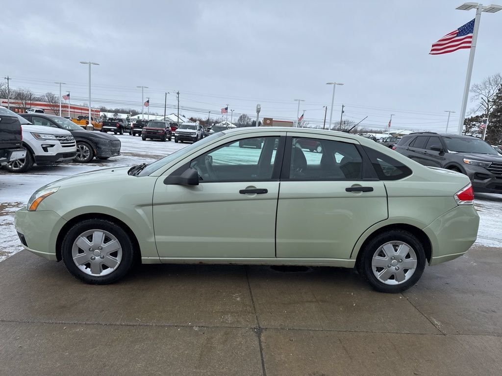 Used 2010 Ford Focus SE FWD image 3
