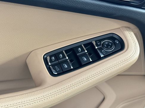 Certified 2025 Porsche Macan image 13