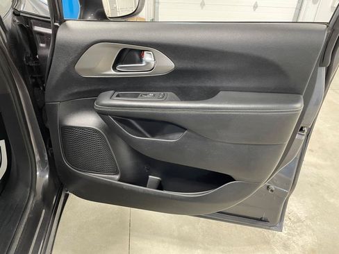 Used 2020 Chrysler Pacifica Touring-L AWD/4WD image 23