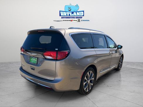 Certified 2017 Chrysler Pacifica Limited w/ Advanced Safetytec Group image 5